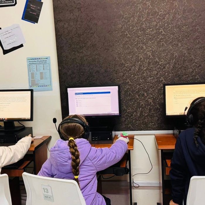 Students in the SIS computer lab